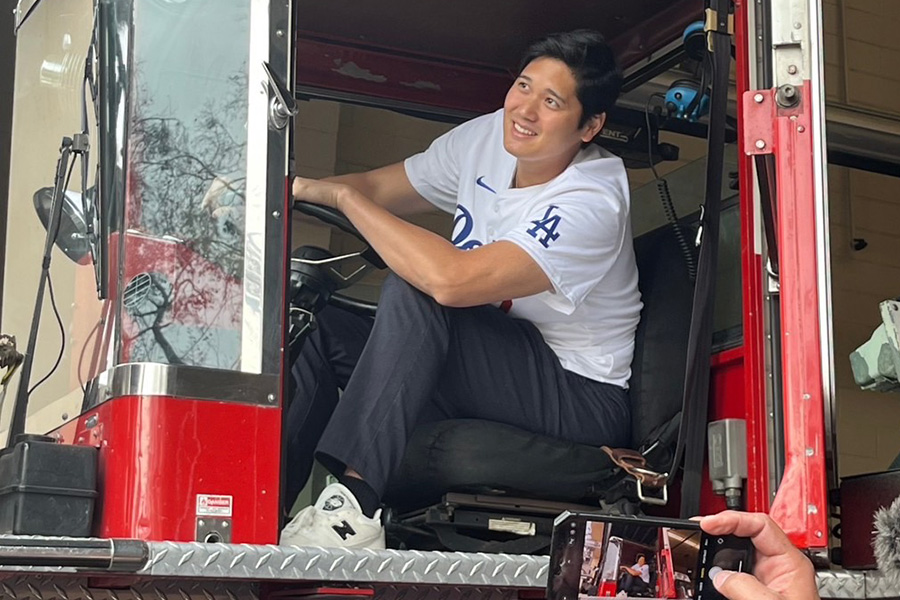 消防車の運転に挑戦したドジャース・大谷翔平【写真:代表撮影】